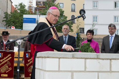Segnung des Grundsteins für das Museum der Bayerischen Geschichte durch den Regensburger Bischof Dr. Rudolf Voderholzer