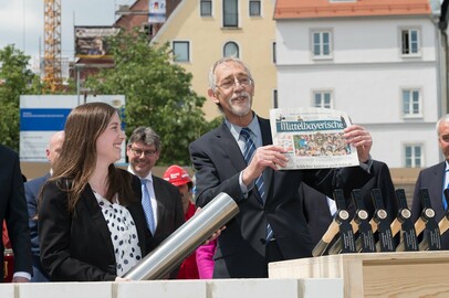 Als tagesaktuelles Dokument integriert Hans Weber, Leiter des Staatlichen Bauamtes, die Ausgabe der Mittelbayerischen Zeitung vom 22. Mai 2015 in die Zeitkapsel für den Museumsgrundstein.