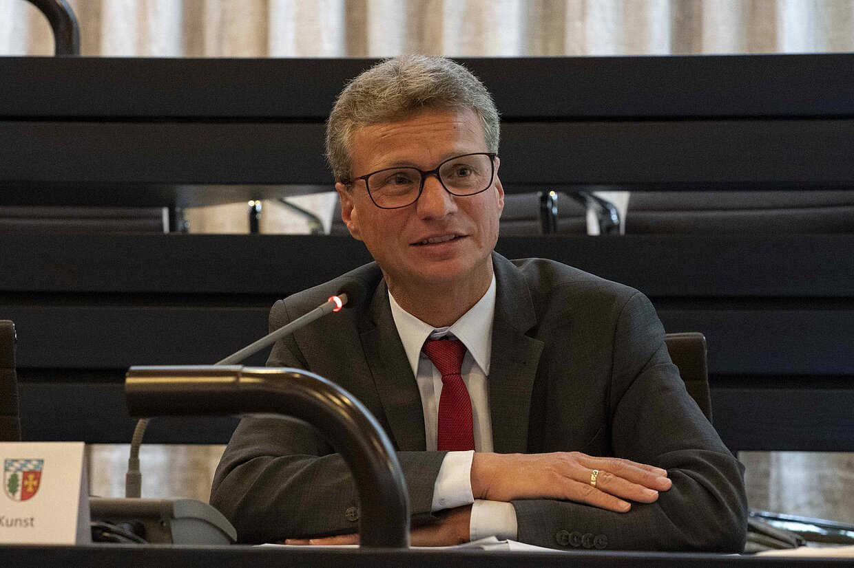 Der bayerische Staatsminister Bernd Sibler verkündet die Wiedereröffnung des Museums.