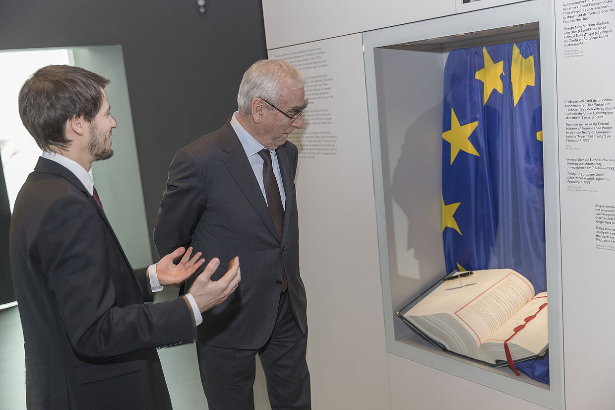 
Dr. Theo Waigel vor der Europa-Vitrine: Sein Füller wird darin zusammen mit dem umfangreichen Vertragswerk des Vertrags von Maastricht präsentiert. Marc Spohr, Leiter des Konzeptteams der Dauerausstellung, führte den ehemaligen Bundesfinanzminister durch das Museum.