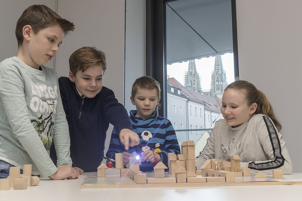 Kinder bringen eine Stadt zum Leuchten...
