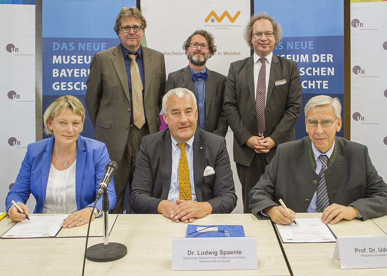 Die Kooperation ist unterzeichnet – darüber freuen sich  Dr. Richard Loibl, Direktor des Hauses der Bayerischen Geschichte, Prof. Dr. Dieter Meiller, OTH Amberg-Weiden, Prof. Dr. Christian Wolff, Universität Regensburg, Prof. Dr. Andrea Klug, Präsidentin der OTH Amberg-Weiden, Dr. Ludwig Spaenle, Bayerischer Staatsminister für Bildung und Kultus, Wissenschaft und Kunst und Prof. Dr. Udo Hebel, Präsident der Universität Regensburg (v.l.o.n.r.u.).