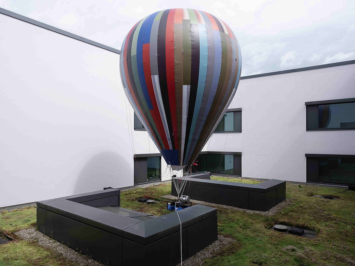 Die Kunstinstallation "Up!" im Innenhof der Bavariathek © Gerald von Foris