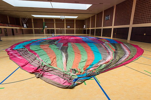 Der Fluchtballon aus Naila liegt ausgebreitet in der Frankenhalle. 