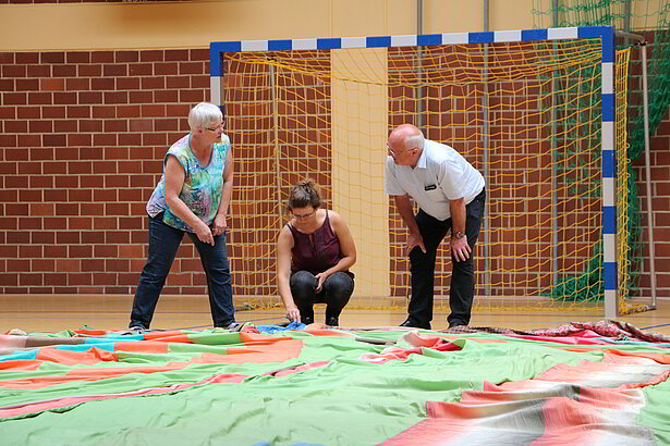 Der Ballon wird fitgemacht für das Museum: Textilrestauratorin Magdalena Verenkotte (links) und Assistentin mit Günter Wetzel, der den Ballon einst genäht hat.