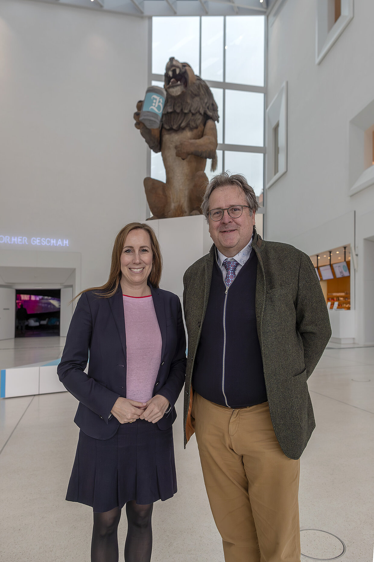 Hessens Landtagspräsidentin Astrid Wallmann und Dr. Richard Loibl, Direktor des Hauses der Bayerischen Geschichte im Museumsfoyer. © Haus der Bayerischen Geschichte | Foto: www.altrofoto.de 