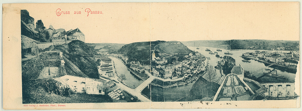 Doppelkarte von Passau, 1899. Die Doppelkarte zeigt die Stadt Passau mit den drei Flüssen Donau, Inn und Ilz in einer Panoramansicht. © Haus der Bayerischen Geschichte