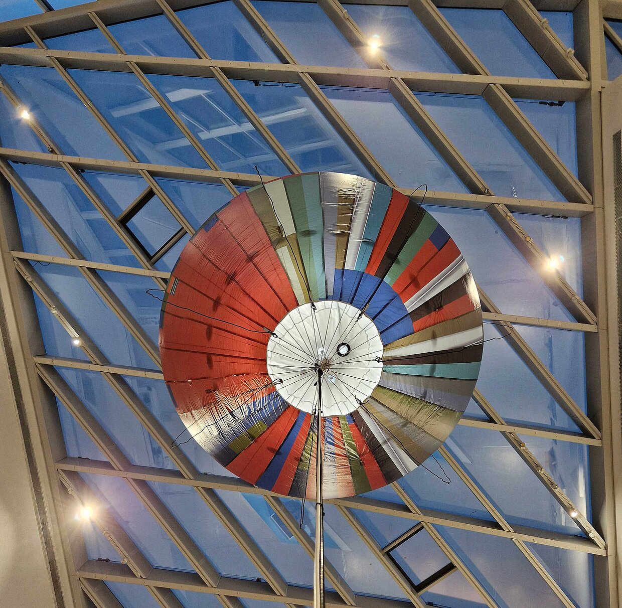 Im Frühjahr 2025 steigt der Ballon wieder in den Himmel über der Bavariathek auf, für den Winter bleibt er im Museumsfoyer. © HdBG