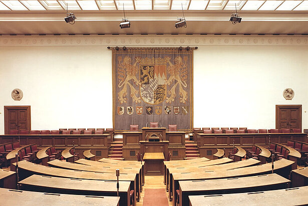Der Wandteppich aus dem bayerischen Landtag wird im Museum des Hauses der Bayerischen Geschichte ausgestellt werden. Der Bildteppich hing von 1950 bis 2004 im alten Plenarsaal, nach dessen Umbau zog er in den Senatssaal um. 