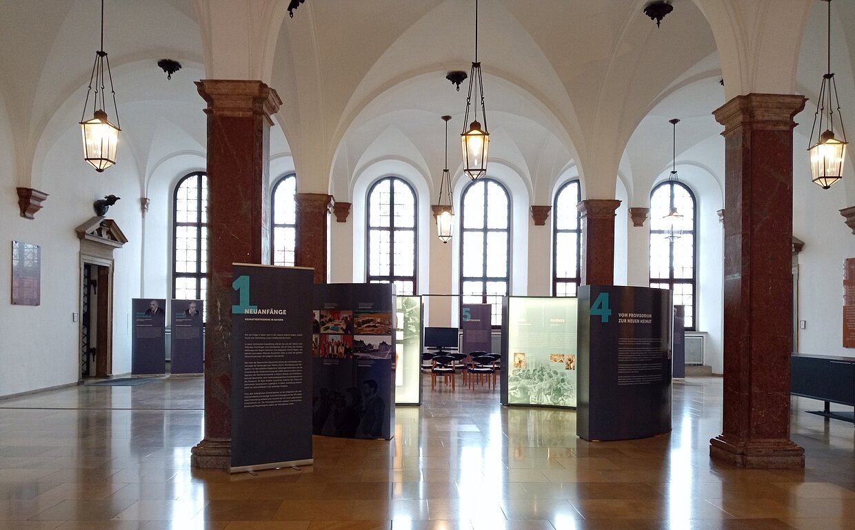 Blick in die Sonderausstellung „Neuanfänge – Heimatvertriebene in Bayern“ im Augsburger Rathaus © HdBG