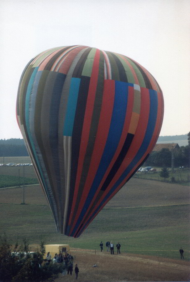 Mit diesem Heißluftballon flohen 1979 zwei Familien über die DDR-Grenze nach Naila. Das Foto zeigt den Ballon bei einer Vorführung im oberfränkischen Hof 1985. © Günter Wetzel