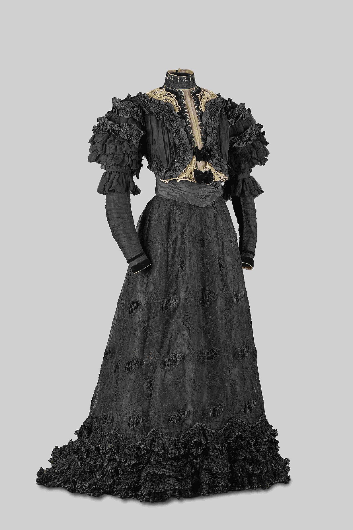 Schwarzes Trauerkleid mit Monogramm Kaiserin Elisabeths von Österreich © Haus der Bayerischen Geschichte, Foto: Philipp Mansmann