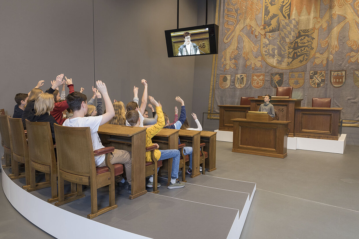 Schülerinnen und Schüler im Landtag © Haus der Bayerischen Geschichte | Foto: www.altrofoto.de