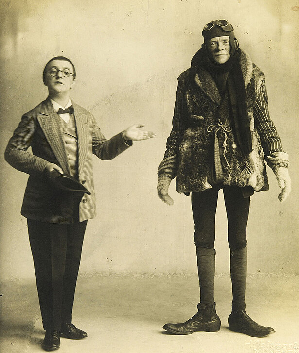 Das Thema Fliegen kommt immer wieder in Karl Valentins Werk vor, auf dem Foto ist Karl Valentin in Fliegermontur zu sehen, links Liesl Karlstadt. 