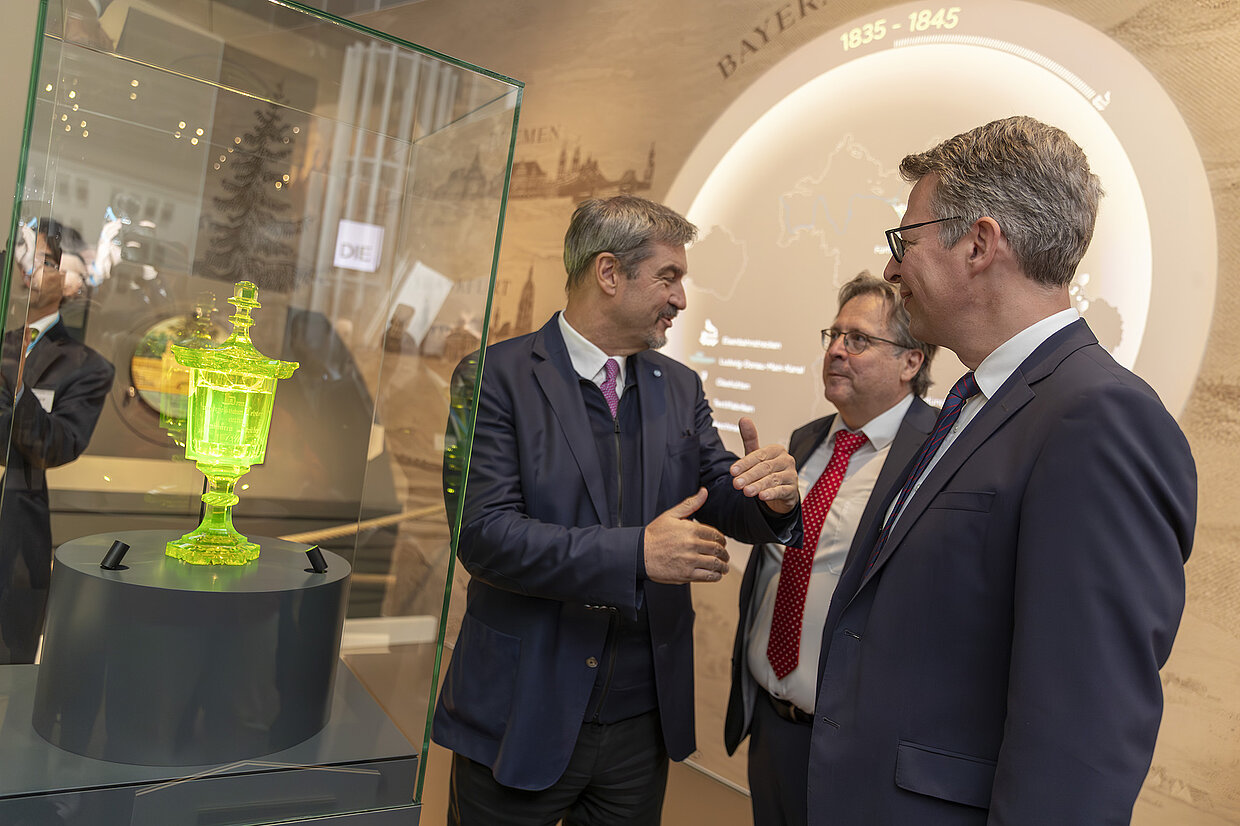 Ministerpräsident Dr. Markus Söder, MdL (li.), Markus Blume, Staatsminister für Wissenschaft und Kunst (re.) und Direktor Dr. Richard Loibl (Mitte) beim Rundgang durch die Ausstellung. © HdBG| Foto: www.altrofoto.de