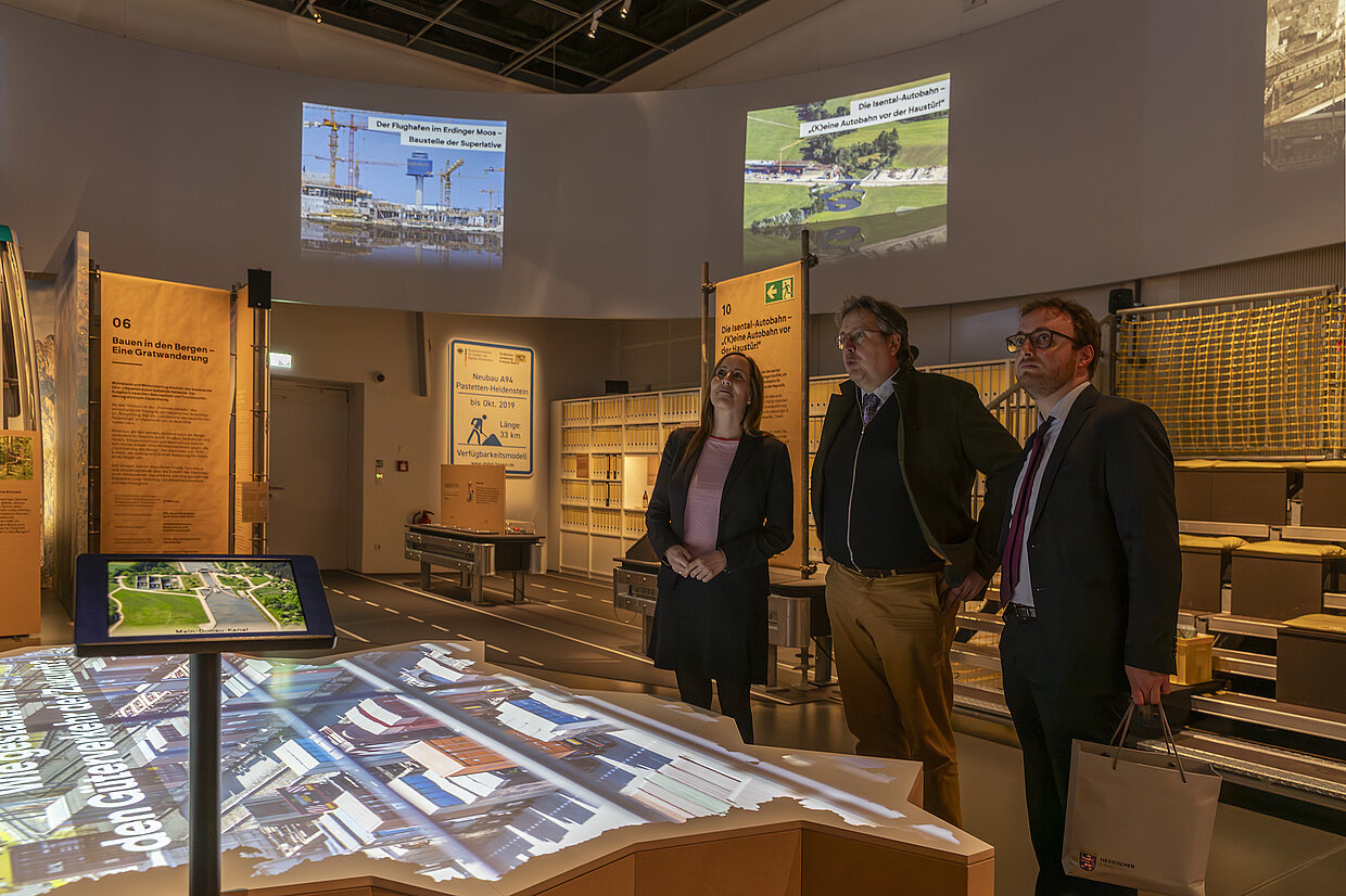 Astrid Wallmann, Dr. Richard Loibl und Nikolas Jacobs beim Rundgang durch die Bayernausstellung „Ois anders: Großprojekte in Bayern 1945 – 2020“. © Haus der Bayerischen Geschichte | Foto: www.altrofoto.de 
