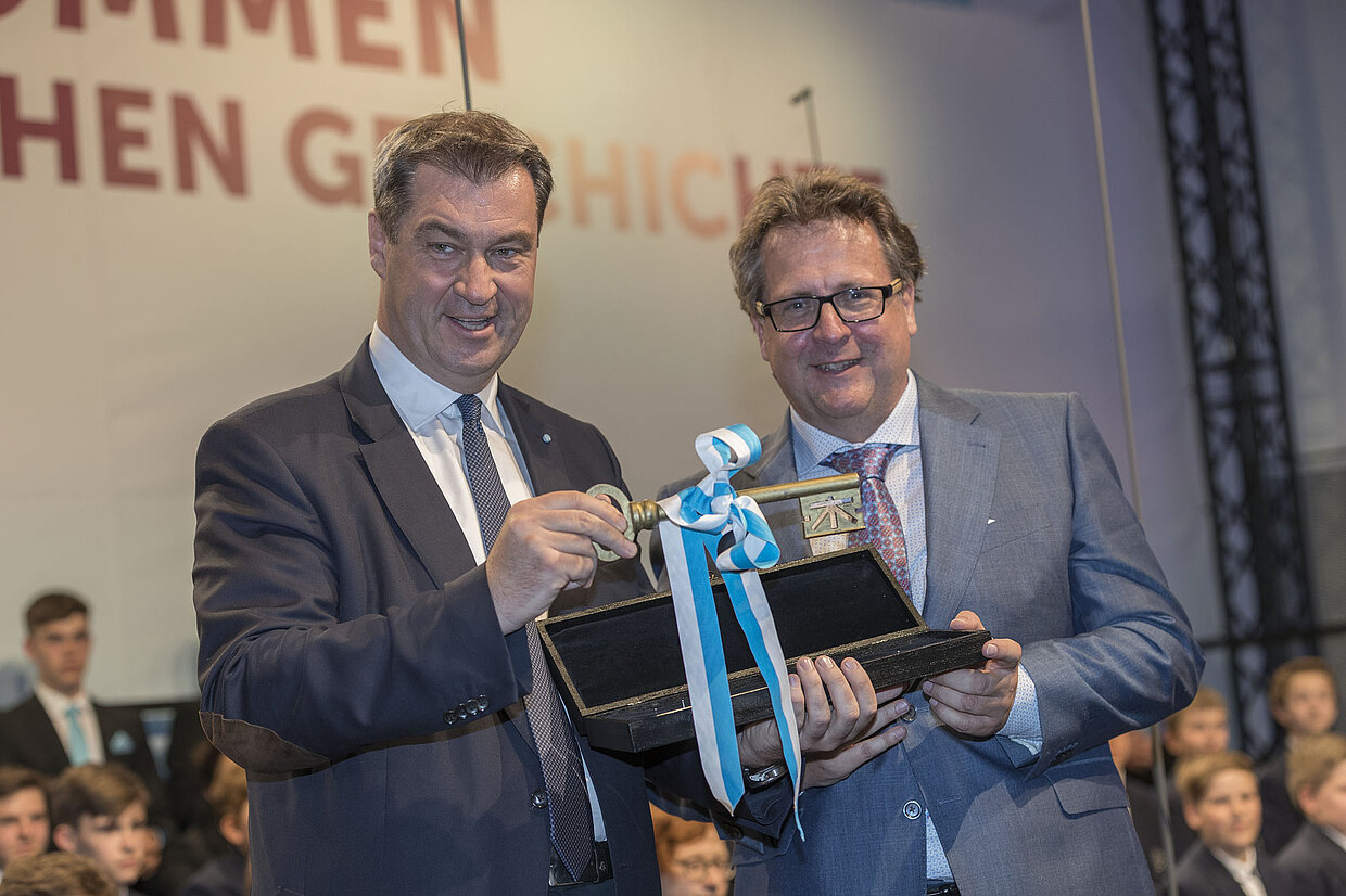 Ministerpräsident Dr. Markus Söder und Dr. Richard Loibl, Direktor des Hauses der Bayerischen Geschichte, bei der Schlüsselübergabe für das neue Museum. 
