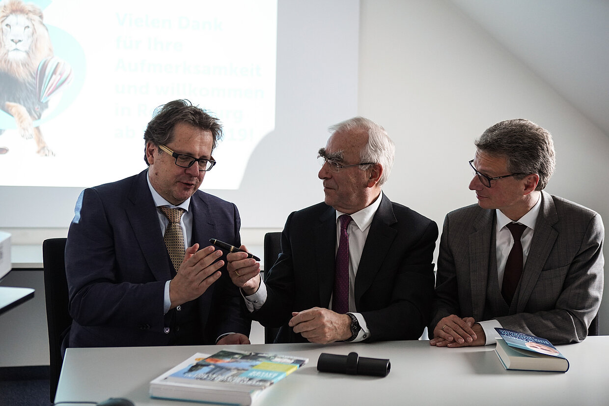 Übergabe des Füllers (v.l.n.r.): Dr. Richard Loibl, Direktor des Hauses der Bayerischen Geschichte, Dr. Theo Waigel, Bundesfinanzminister a.D., Bernd Sibler, Bayerischer Kunst- und Wissenschaftsminister