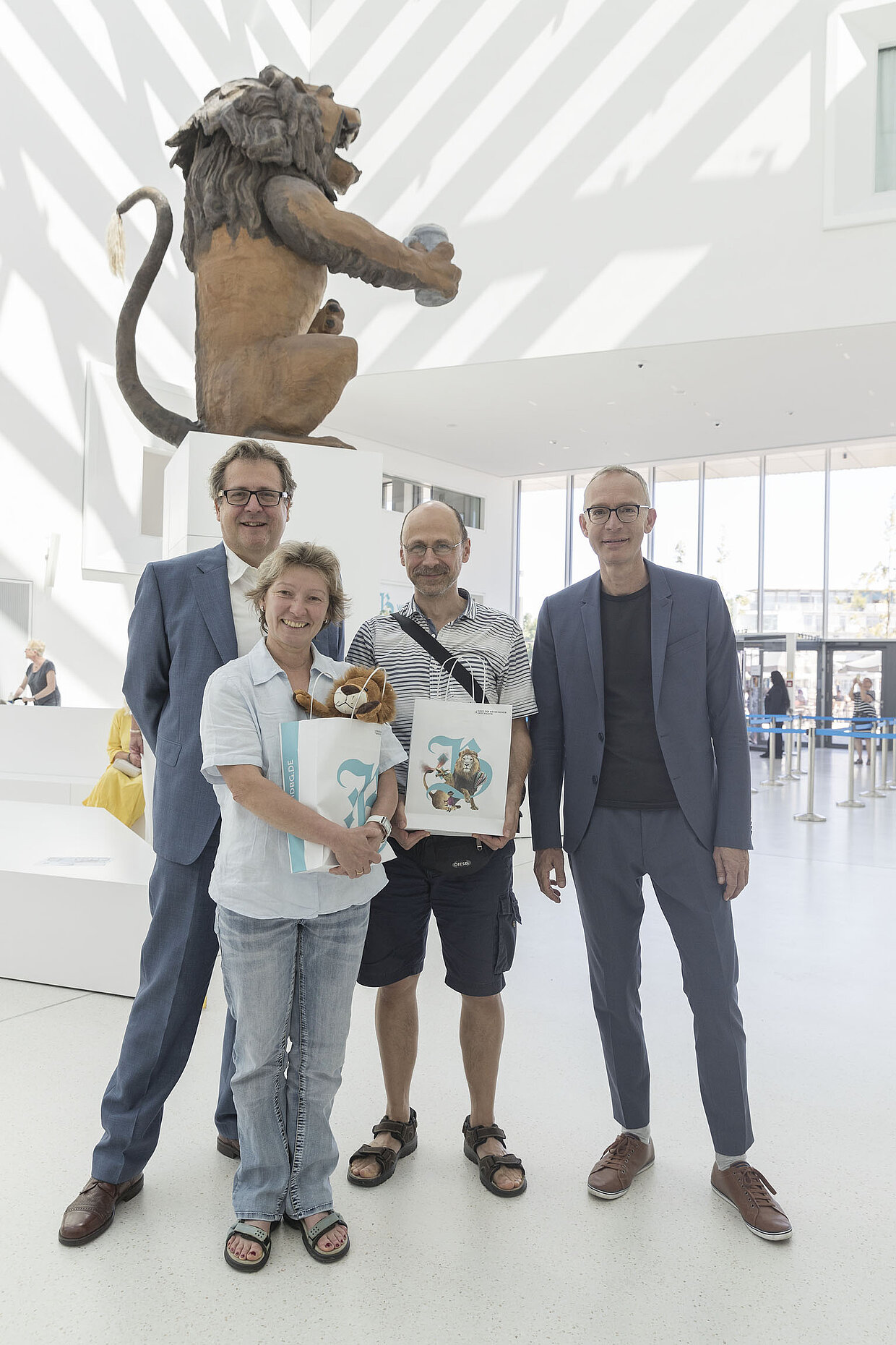 v.l.n.r.: Direktor Dr. Richard Loibl, die 150.000ste Besucherin Sabine Stuber mit ihrem Mann Thomas Paul, BR-Moderator Christoph Süß. „Das Haus ist von innen atemberaubend“, ist Frau Stuber begeistert.