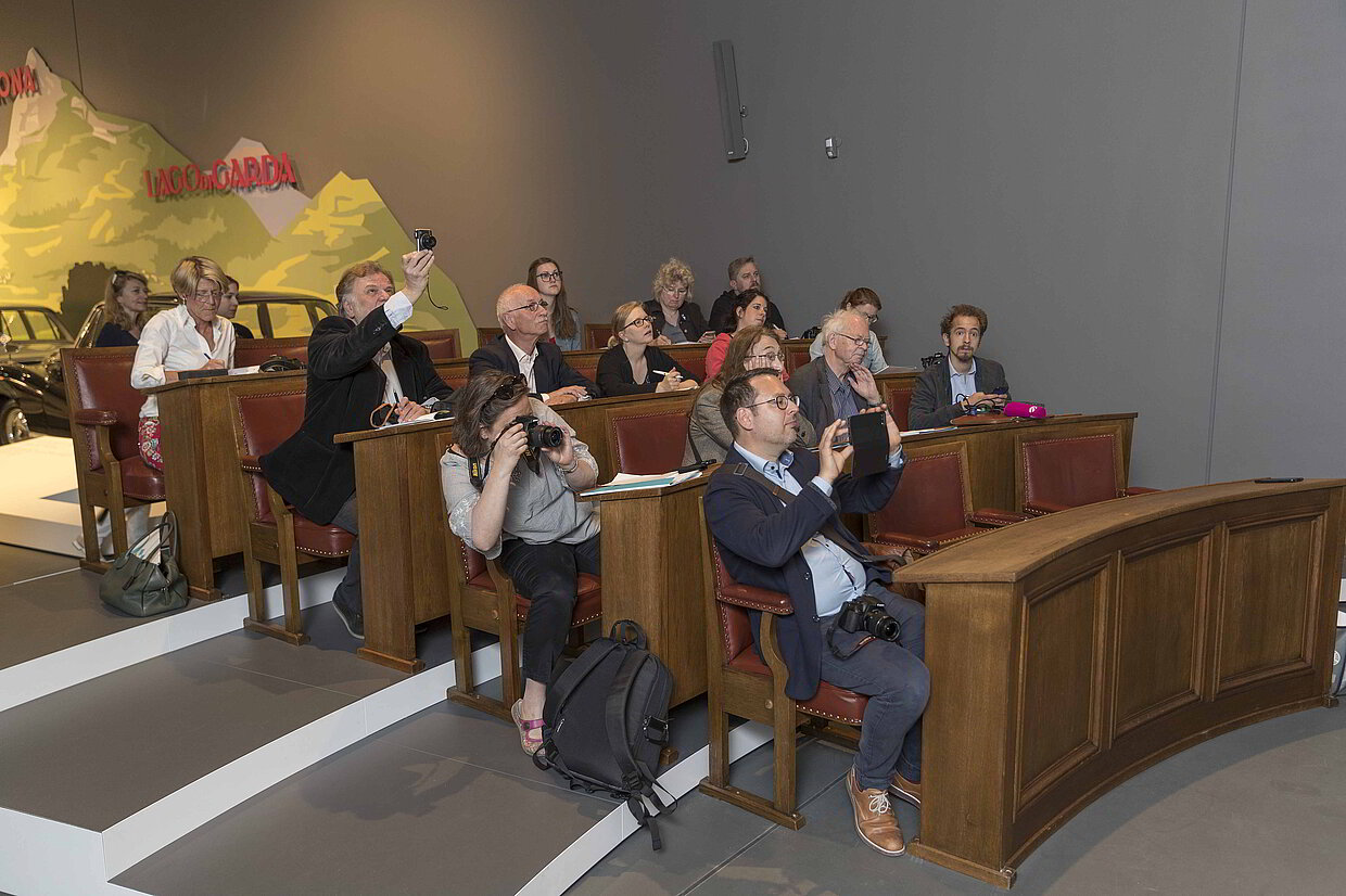 Beim Pressetermin zur Vorstellung zentraler Themen der Dauerausstellung im neuen Museum in Regensburg nehmen die anwesenden Journalisten schon einmal auf den Abgeordnetenstühlen aus dem alten Plenarsaal des bayerischen Landtags Platz. Nach der Eröffnung können dies auch die Besucher tun und selbst mit abstimmen. 