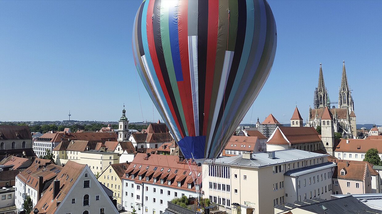 „Up!“ von Katharina Gaenssler in Aktion vor der Regensburger Stadtsilhouette © Lars Schubert, hochhinaus