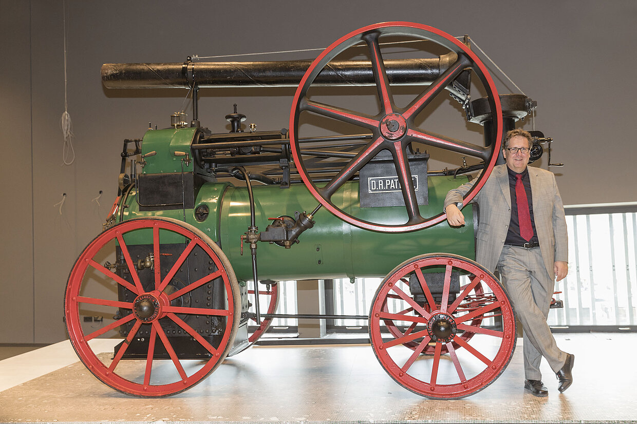 Dr. Richard Loibl, Direktor des Hauses der Bayerischen Geschichte, präsentiert die Lokomobile im neuen Museum in Regensburg