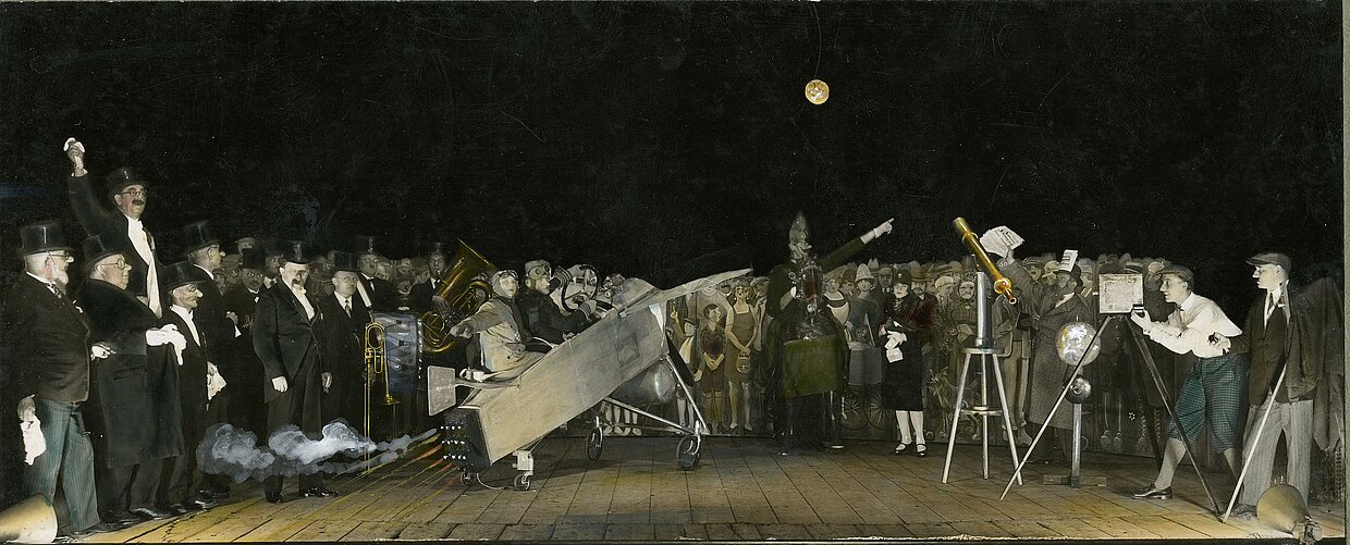 Karl Valentin zählt zu den Pionieren des deutschen Films. Vom Bühnenstück „Der Flug zum Mond mit dem Raketenflugzeug“ hat sich nur eine Abbildung aus dem Jahr 1928 erhalten. Sie zeigt Karl Valentin und Liesl Karlstadt im Flugzeug sitzend, umrundet von Publikum, darunter Musiker, Bürgermeister und Zeitungsmann. Das Haus der Bayerischen Geschichte wird im Museum in Regensburg eine Mitmachstation diesem Werk nachempfinden.