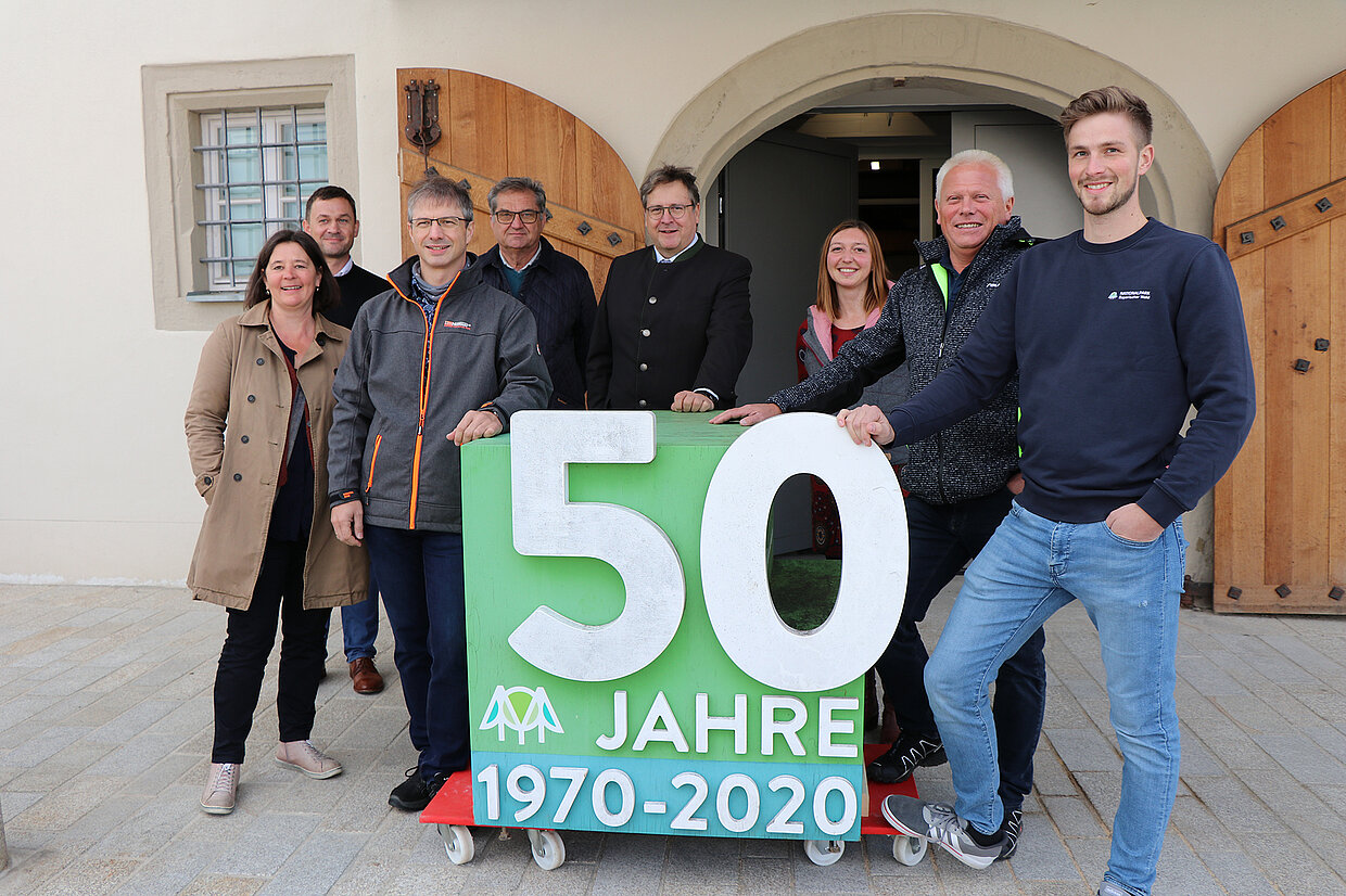 Nationalparkmitarbeiter Annemarie Schmeller (l.), Andreas Stumpp (3.v.l.), Johannes Schmid (v.r.) und Hans-Georg mit Leiter Dr. Franz Leibl (4.v.l.) mit Direktor Dr. Richard Loibl (4.v.r.), Raphaela Holzer (3.v.r) und Dr. Timo Nüßlein (2.v.l.)