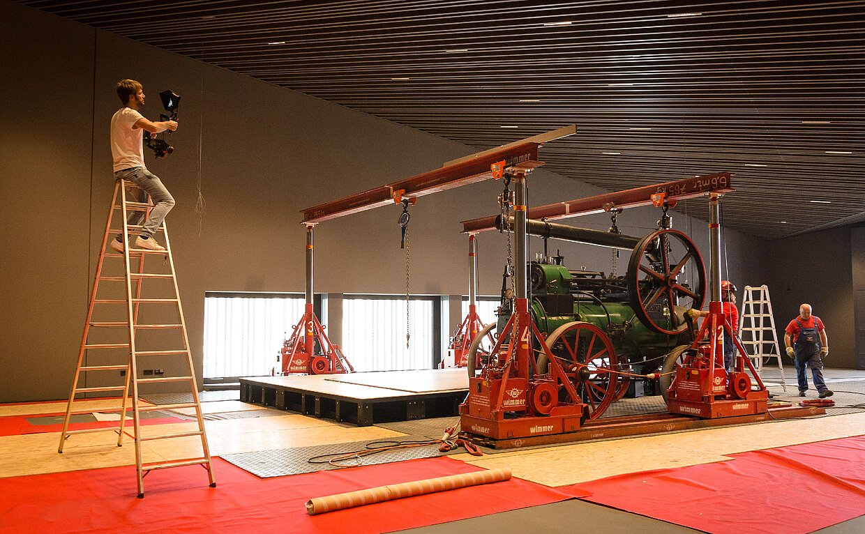 Das schwertste Exponat ist im Museum angekommen: Der Transport des Lokomobils wurde filmisch von Julian Monatzeder von Fitzroy Film (links auf der Leiter zu sehen) begleitet.