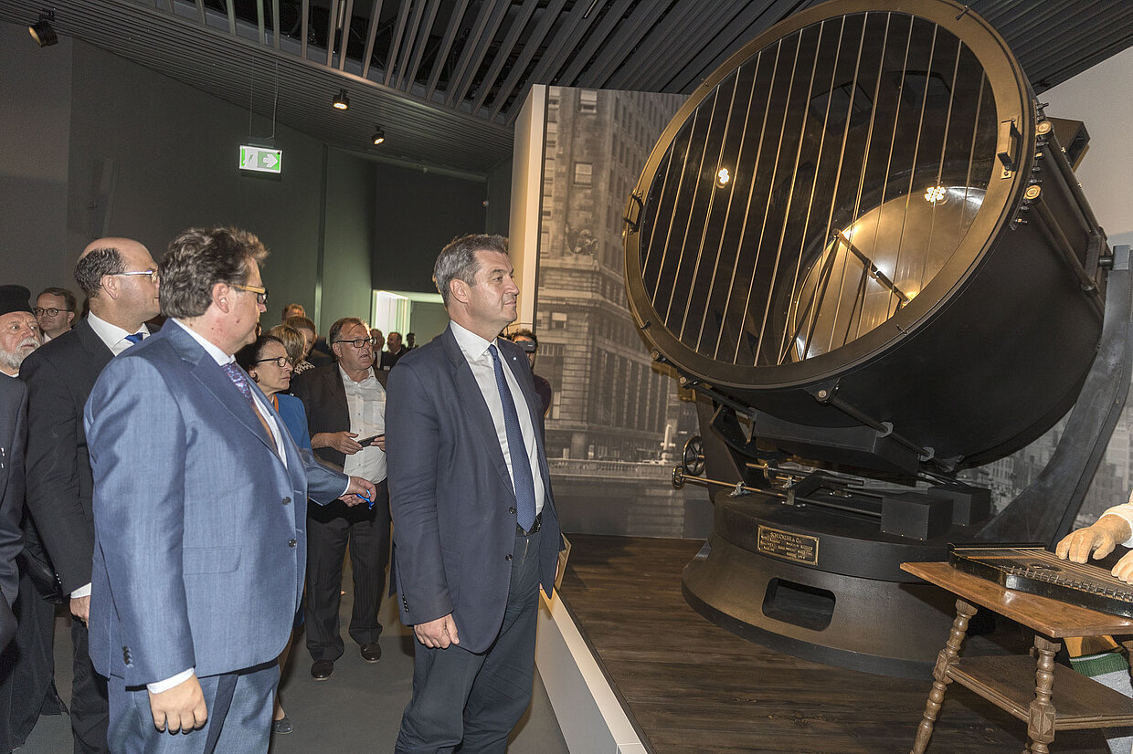 Dr. Richard Loibl, Direktor des Hauses der Bayerischen Geschichte, erläutert beim Museumsrundgang anlässlich der Eröffnung verschieden Elemente der Dauerausstellung. 