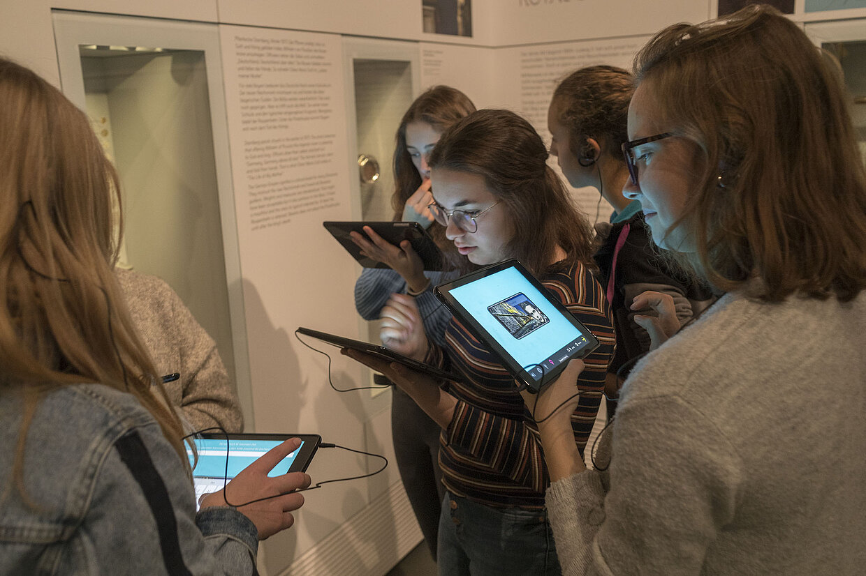 Die Testklasse beim Speed-Quizz zu König Ludwig II.: welche Selfies hätte der König wohl geschossen, wenn er schon ein Smartphone gehabt hätte? © Haus der Bayerischen Geschichte | Foto: www.altrofoto.de