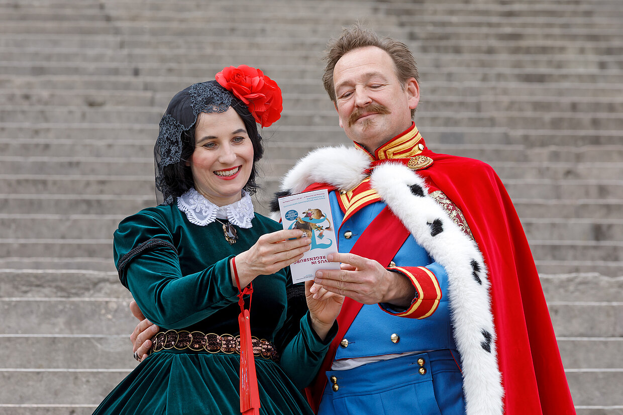 Lola Montez wird verkörpert von Anna Günther und für die Rolle König Ludwig I. konnte der Regensburger Schauspieler Holger Matthias Wilhelm gewonnen werden – bekannt aus der BR-TV-Serie „Dahoam is dahoam“. © Haus der Bayerischen Geschichte | Foto: Stefan Effenhauser
