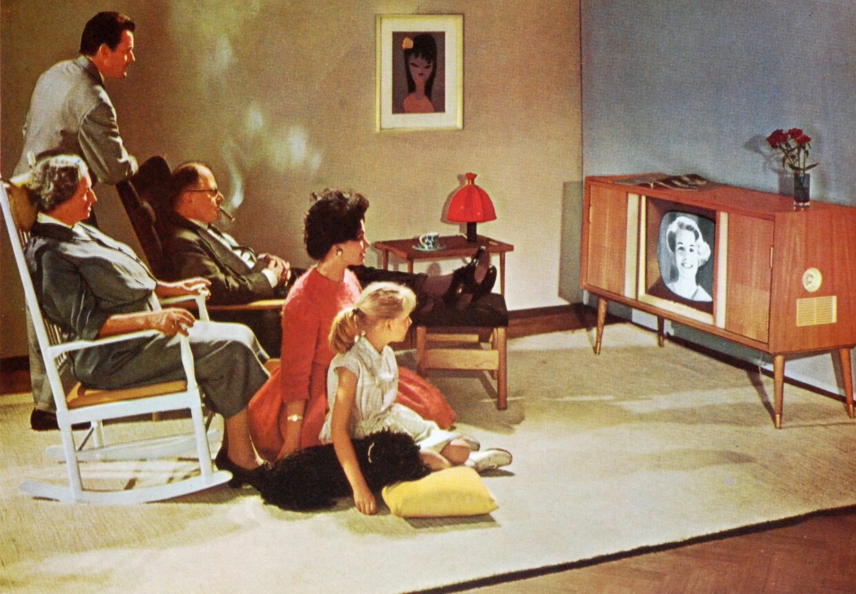 Die Welt im Wohnzimmer: Drei Generationen vereint vor dem Fernseher – so in einem Möbelkatalog von 1960. In den 1960er-Jahren eroberte das Fernsehen mehr und mehr die Wohnzimmer der Republik. © Wirtschaftswundermuseum