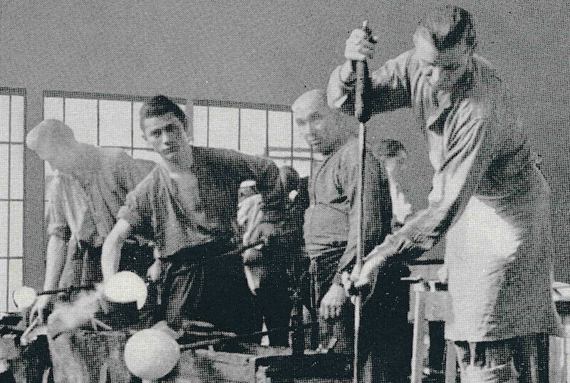 Glashütte Phoenix Glasarbeiter beim Einblasen einer Kandelaberleuchte in der Glashütte Phönix, Konstein 1961