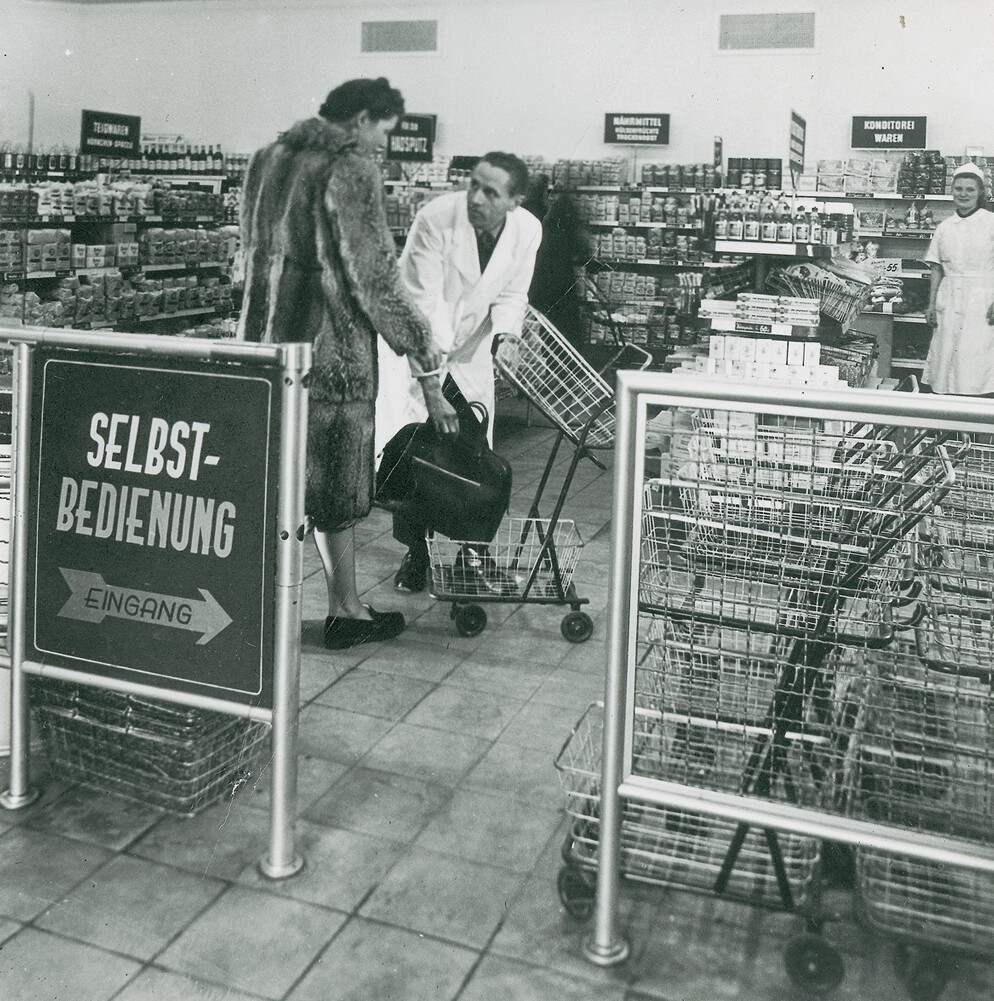 Selbstbedienung im Supermarkt: Das Foto entstand in den 50er Jahren und zeigt einen Supermarkt in Hamburg, ausgestattet mit Einkaufswagen der schwäbischen Firma Wanzl. 