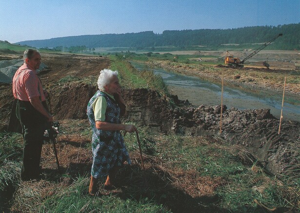 Bewohner des Ottmaringer Tals bei Beilngries blicken auf den Beginn der Bauarbeiten des Main-Donau-Kanals, Ottmaringer Tal, 1980 © Herbert Liedel / Helmut Dollhopf