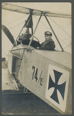 Unsterblich verliebt! Foto aus dem Erinnerungsalbum von Erna Müller an ihre Jugendliebe, den Flugzeugführer Wilhelm Miltner (1893–1917) © HdBG