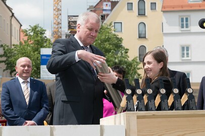 Ministerpräsident Horst Seehofer verschließt die Zeitkapsel, die anschließend im Grundstein für das Museum der Bayerischen Geschichte vermauert wird.