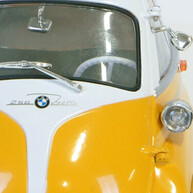 Nach dem Vorbild des italienischen Fahrzeugherstellers Iso Rivolta produzierte BMW ab 1955 die „Isetta“. Bis 1962 wurden über 130.000 der Kleinwagen gebaut und als „Motocoupé“ verkauft. Der Spritverbrauch der „Isetta“ war mit nur 3,3 Liter auf 100 Kilometern  sehr gering. Das kleine Isettamodell ist mit Reisekoffer und vielen kleinen Extras ausgestattet.