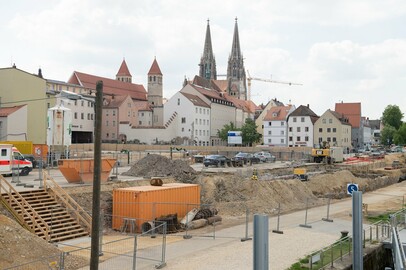 Die Baustelle des Museums der Bayerischen Geschichte am Tag der Grundsteinlegung am 22. Mai 2015 vor der Kulisse der Regensburger Altstadt mit dem Regensburger Dom.