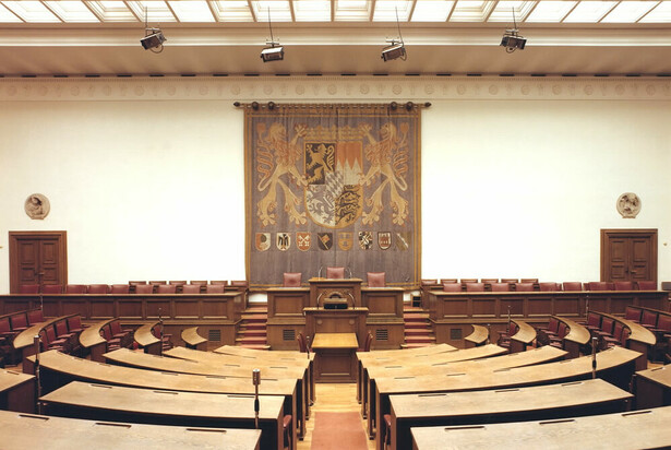 Der Wandteppich aus dem bayerischen Landtag wird im Museum des Hauses der Bayerischen Geschichte ausgestellt werden. Der Bildteppich hing von 1950 bis 2004 im alten Plenarsaal, nach dessen Umbau zog er in den Senatssaal um. 
