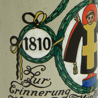 Anlässlich der Hochzeit des Kronprinzen Ludwig mit der thüringischen Prinzessin Therese wurde 1810 zum ersten Mal das Oktoberfest in München gefeiert. Zum 100-jährigen Jubliäum 1910 entstand dieser Maßkrug aus Steinzeug mit dem Münchner Kindl.