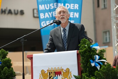 Hans Weber, Leiter des Staatlichen Bauamtes Regensburg, führt durch die Zeremonie der Grundsteinlegung.