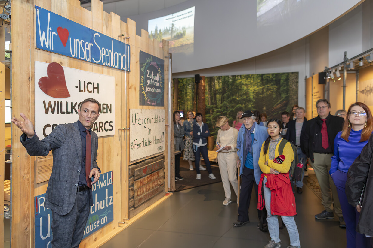 Projektleiter Dr. Andreas Kuhn beim Rundgang durch die Bayernausstellung "Ois anders" © Haus der Bayerischen Geschichte | Foto: www.altrofoto.de 