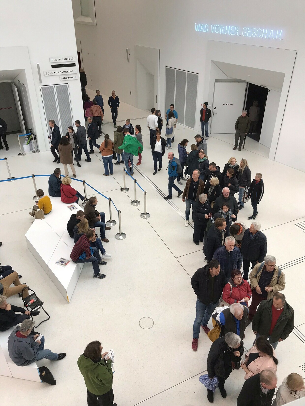 Am 03. Oktober bildeten sich lange Schlangen an der Kasse im Foyer des Hauses der Bayerischen Geschichte. Über 4.000 Besucherinnen und Besucher kamen allein am Donnerstag ins Haus. 