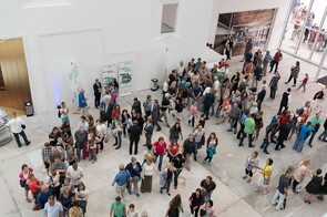 Zahlreiche Menschen warfen am 9. und 10. Juni einen ersten Blick in das neue Museumsgebäude am Donaumarkt. 