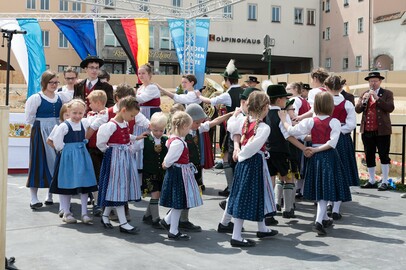 Die Regensburger Kindertanzgruppe leitet die Zeremonie der Grundsteinlegung für das Museum der Bayerischen Geschichte am 22. Mai 2015 ein.