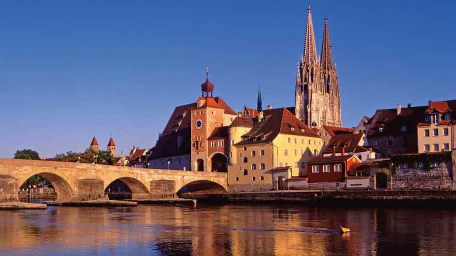 Blick auf die Steinerne Brücke und den Dom in Regensburg