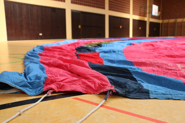 Detailaufnahme des Fluchtballons aus Naila, Textil mit Seilen