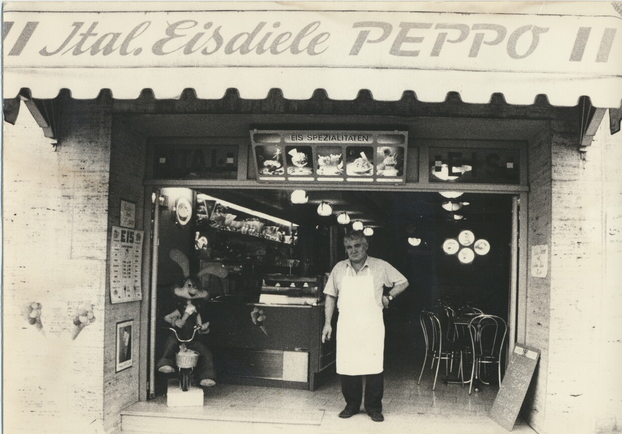 Guiseppe Guarino in front of his ice cream shop in Grafenau 